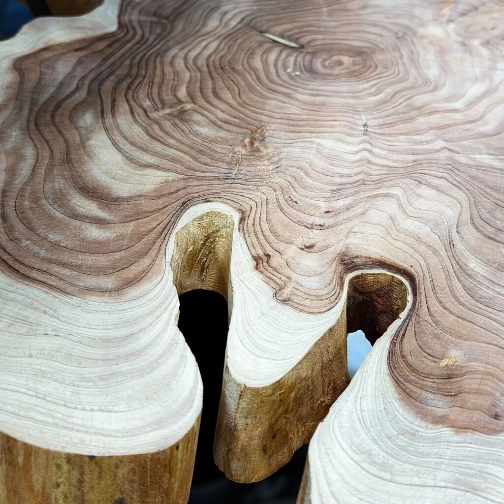 レジンテーブルの素材となる、木綴りの美しい木目をもつ天然木のスラブ。
