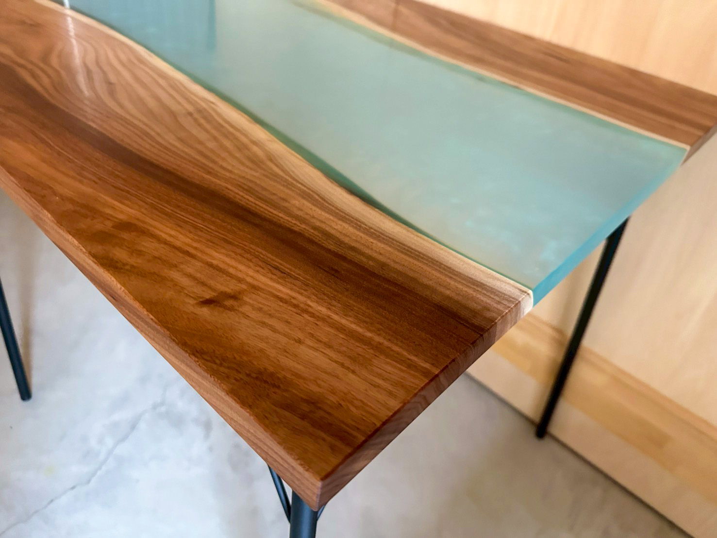 丁寧に仕上げられたテーブルの角部分と、奥まで続く水色のレジンの透明感