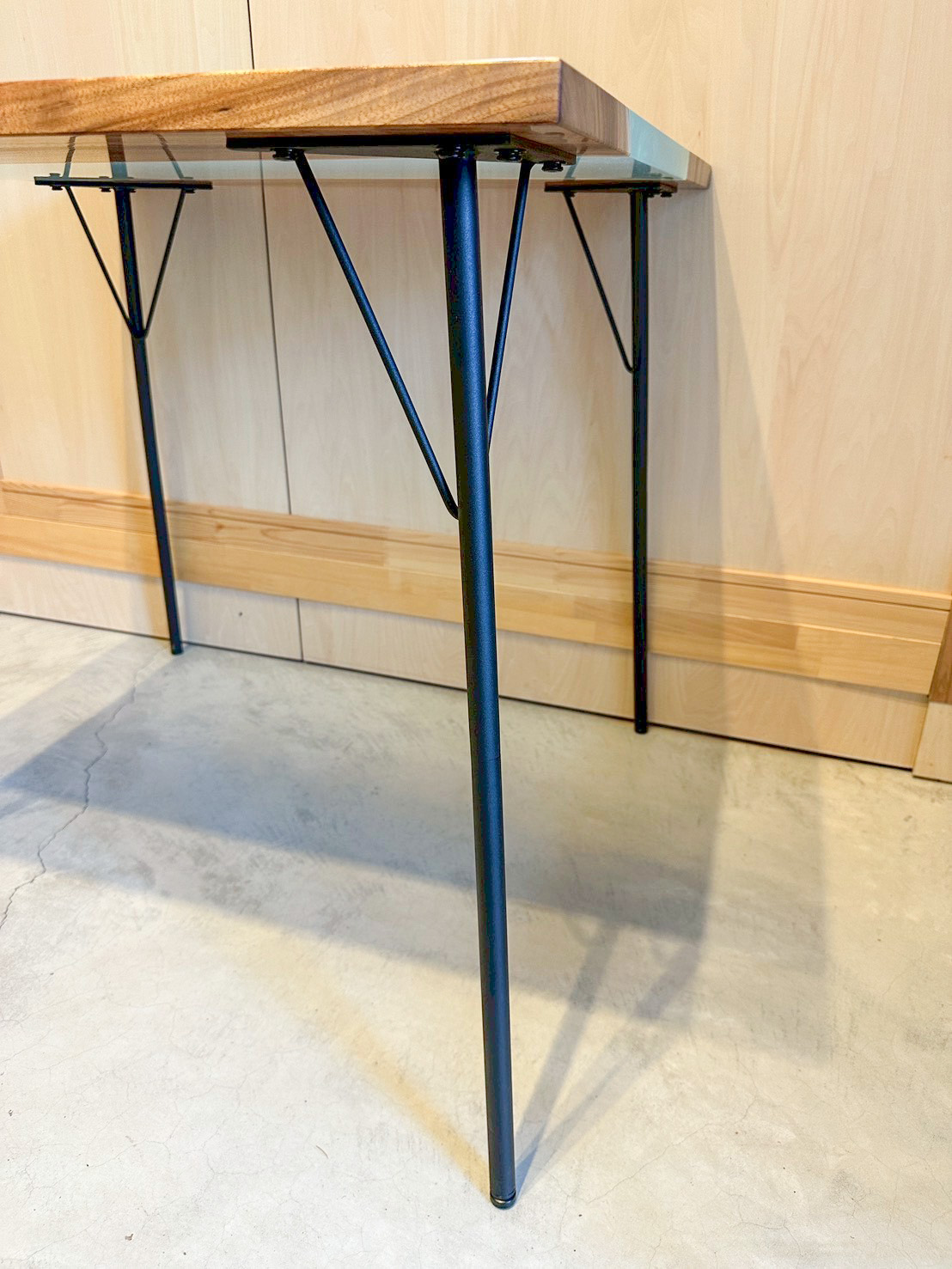 シンプルな室内空間に映える、黒いアイアン素材を使用したテーブル脚のデザイン