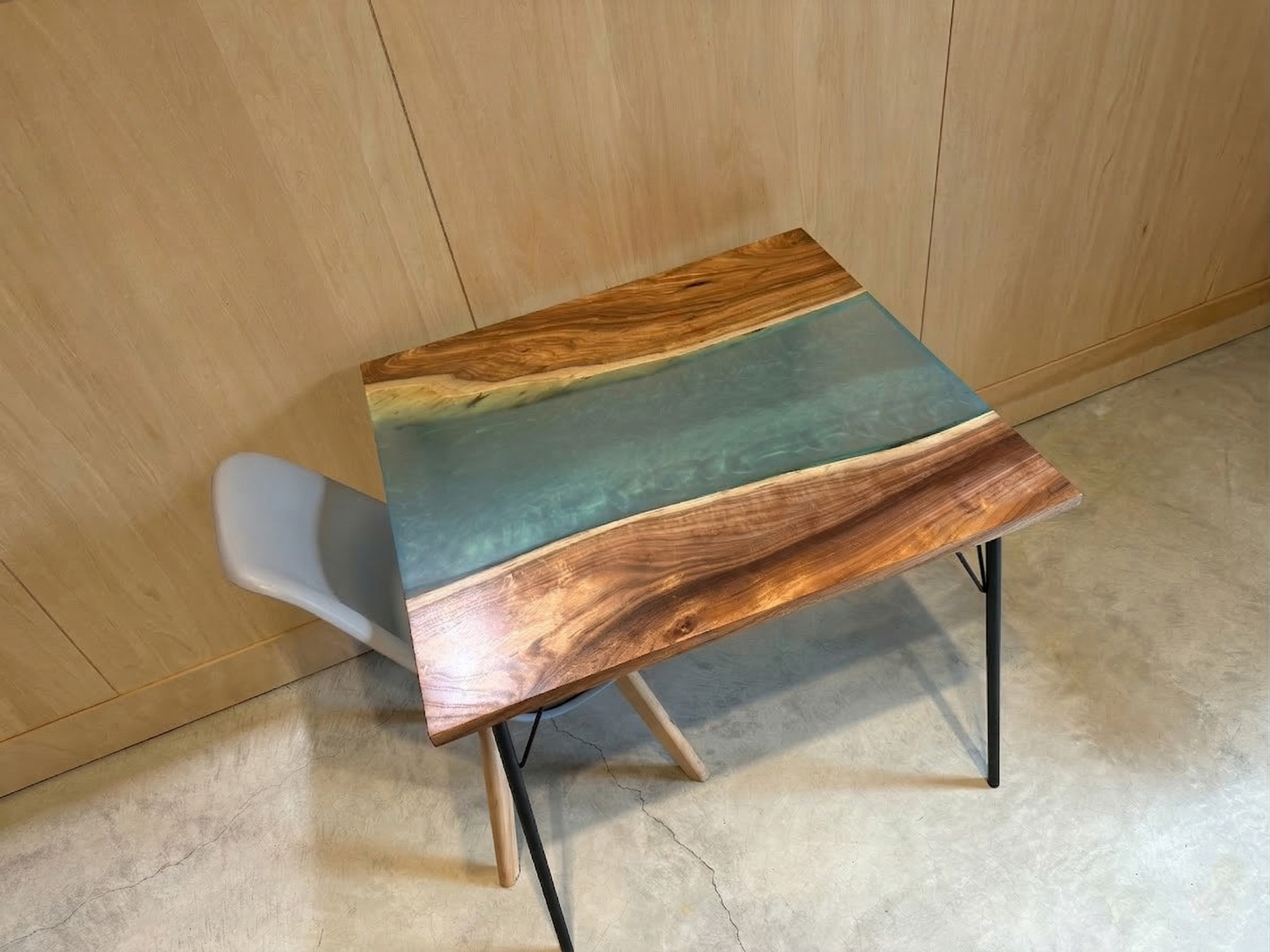 木材の質感とグリーンのレジンが映えるテーブルに、グレーの椅子を合わせたインテリアコーディネート例